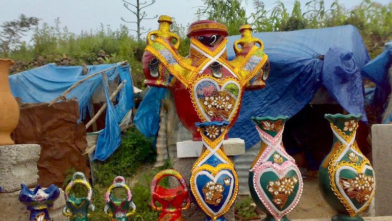 حرفي ينقل أواني فخارية داخل المصنع الوحيد المتبقي في حيس اليمنية