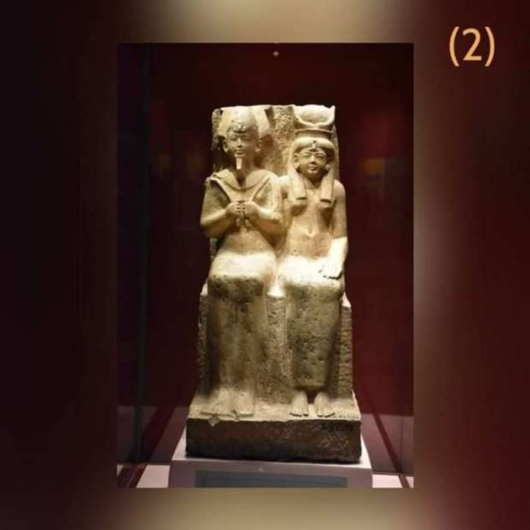  تمثال مزدوج من الحجر الجيري للمعبود أوزير وزوجته المعبودة إيزيس