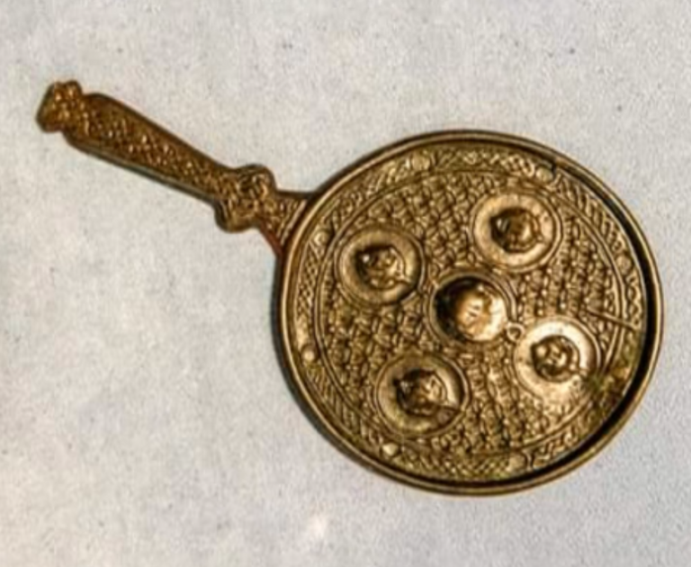 مرآة من البرونز كانت من مخصصات آلهة الحب والجمال 