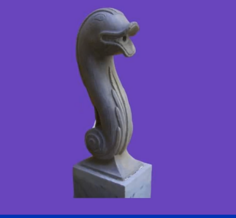  نافورة من الرخام على شكل رأس بجعة من العصور القديمة