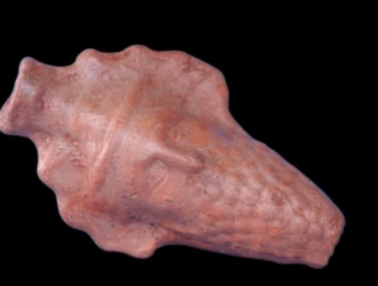 إناء من الفخار يرجع للعصر اليوناني الروماني