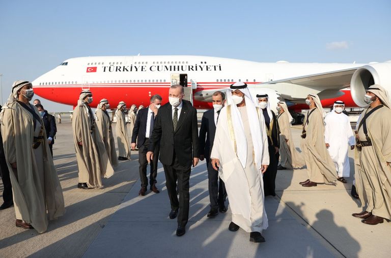 الشيخ محمد بن زايد آل نهيان كان في استقبال ضيف الإمارات الشيخ محمد بن زايد آل نهيان والرئيس التركي في قصر الوطن