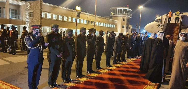 بينيت لدى وصوله البحرين