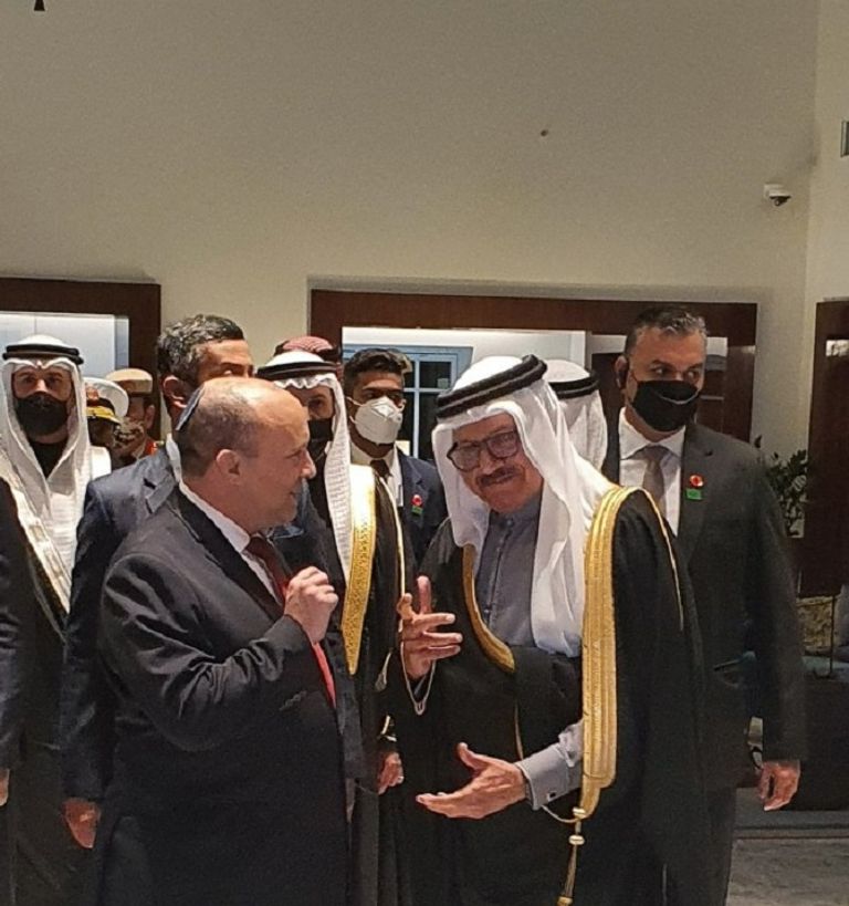 بينيت لدى وصوله البحرين