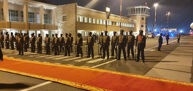 بينيت لدى وصوله البحرين