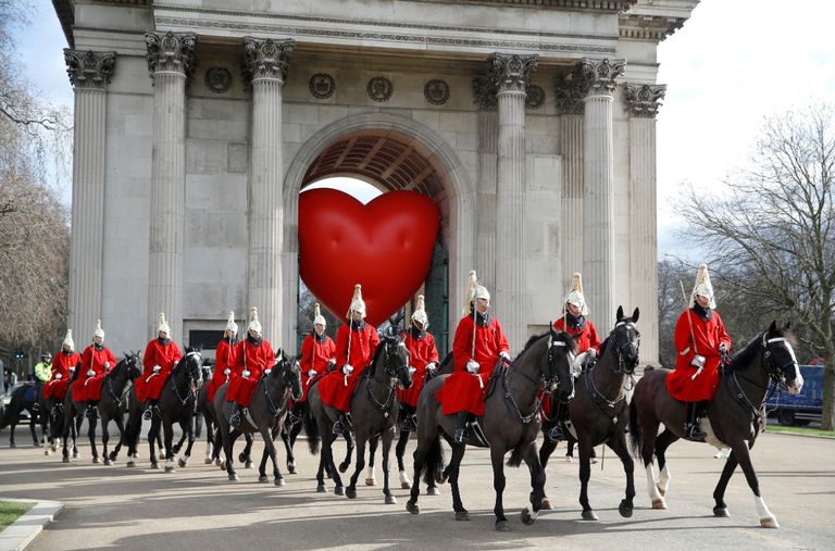 رجل وسيدة يحتفلان بعيد الحب