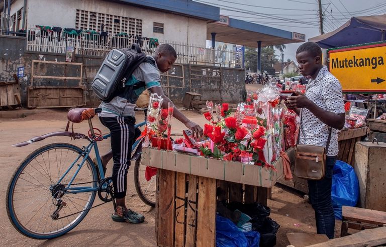 رجل وسيدة يحتفلان بعيد الحب