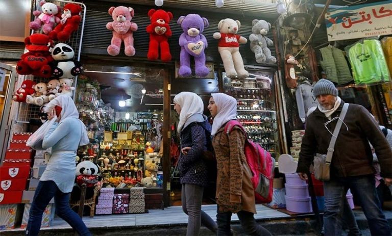 محل لبيع هدايا عيد الحب في الجزائر دمية دب أحمر في أحد أسواق الجزائر