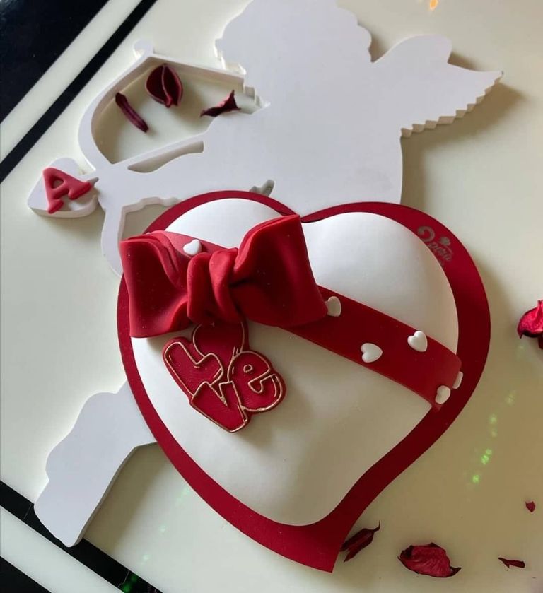 حلوى عيد الحب في الجزائر دمية دب أحمر في أحد أسواق الجزائر