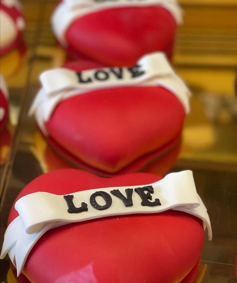 حلوى عيد الحب في الجزائر دمية دب أحمر في أحد أسواق الجزائر