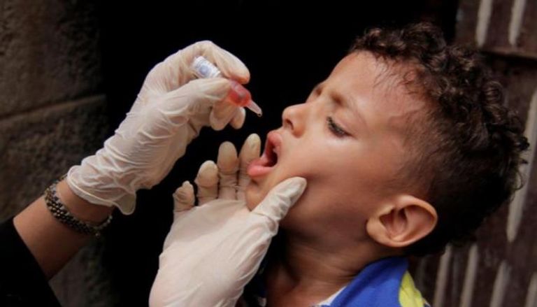 طفل يمني يتلقى تطعيما ضد شلل الأطفال
