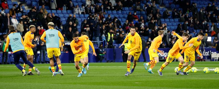 لاعبو برشلونة في الإحماء برشلونة الإسباني