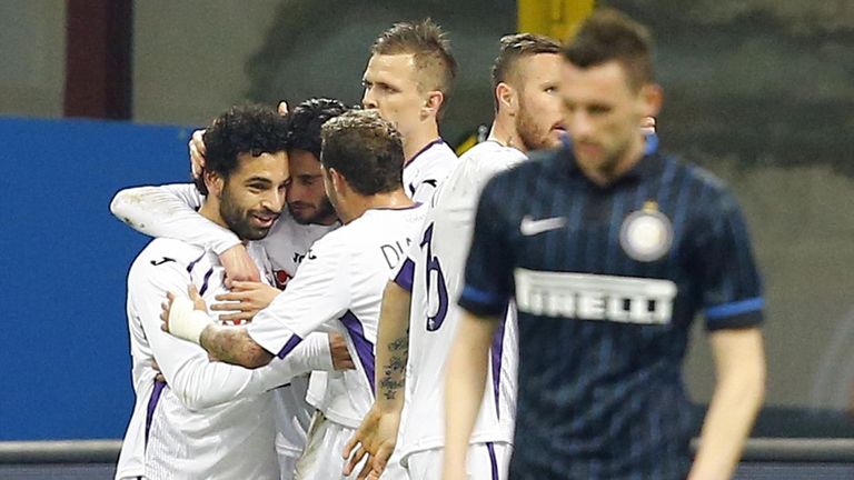 صلاح يحتفل مع زملائه بهدفه على الإنتر