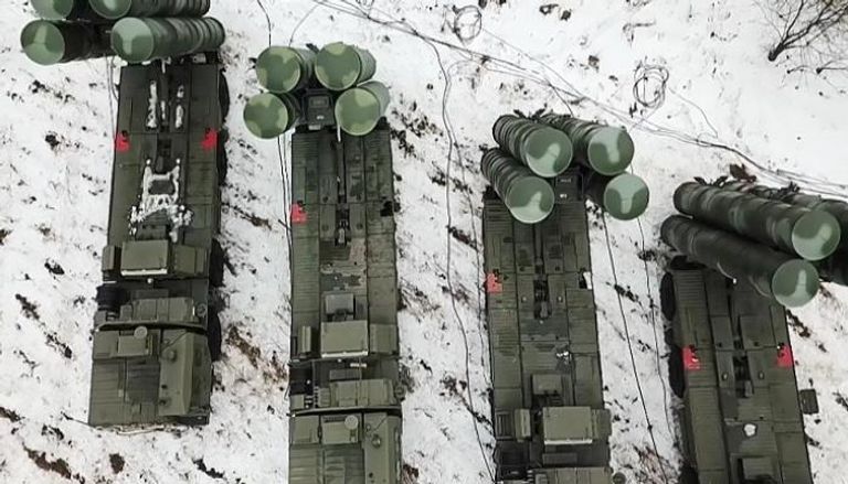 راجمات صواريخ روسية على الحدود الأوكرانية