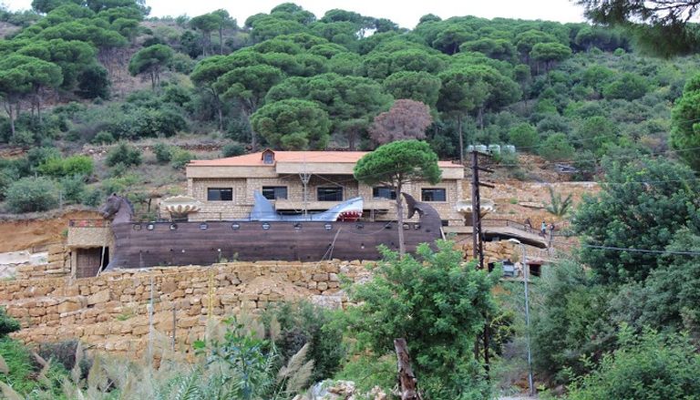 مدخل المتحف عبارة عن فم سمكة قرش عملاقة