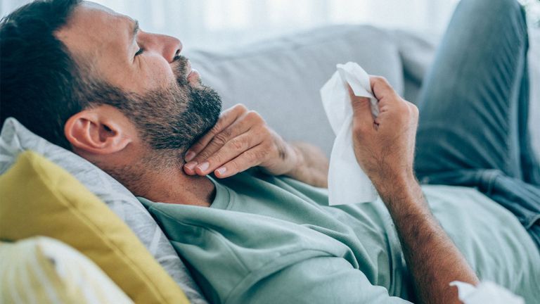 التهاب الحلق الشديد دليل على الإصابة بأوميكرون