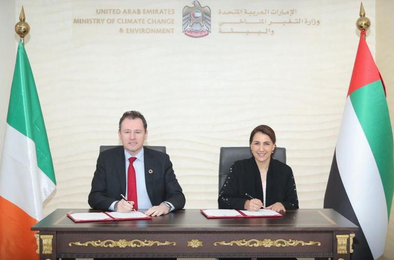 جانب من التوقيع