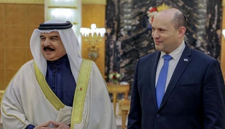 الملك حمد بن عيسى آل خليفة خلال لقاء رئيس وزراء إسرائيل