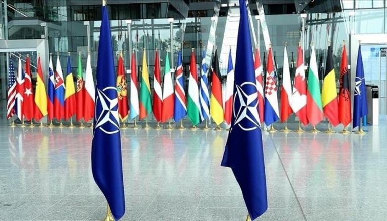 علم الناتو يتقدم أعلام الدول الأعضاء