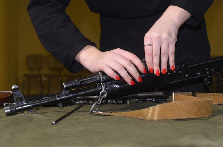 طلاب يتدربون على حمل السلاح