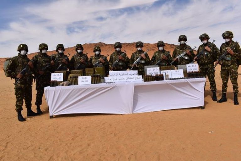 الجيش الجزائري يضبط أسلحة بحوزة إرهابيين جنوبي البلاد إرهابيان سلما نفسيهما للجيش الجزائري جنوبي البلاد