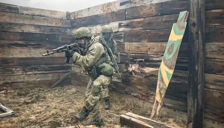 جندي روسي يشارك في المناورات 