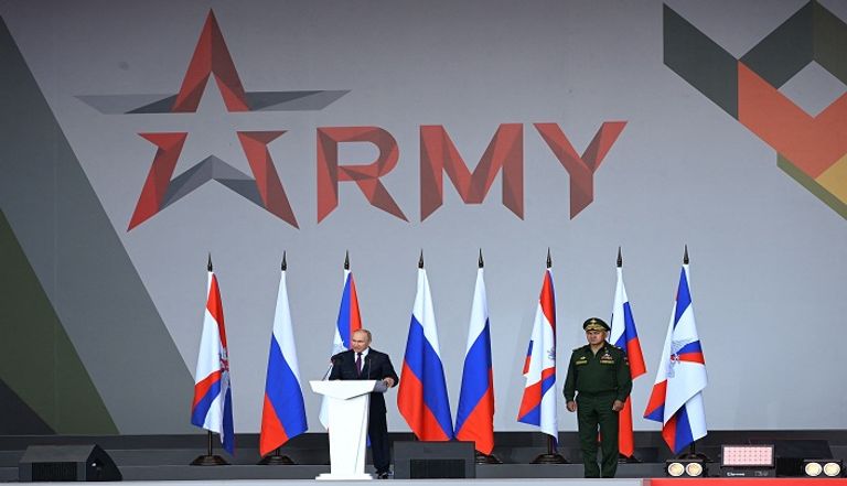 الرئيس الروسي فلاديمير بوتين ووزير الدفاع سيرجي شويجو