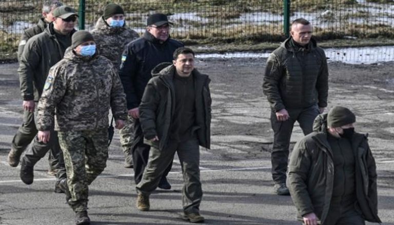 الرئيس الأوكراني يتفقد مناورات لجيش بلاده