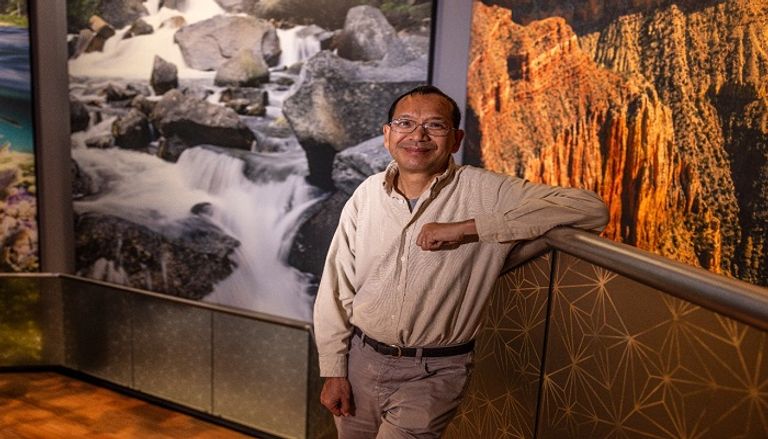 كيو تي لونغ وخلفه مجموعة من صوره