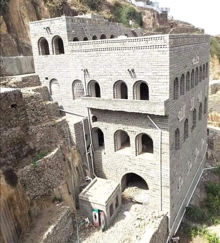 أحد الأسقف الحجرية في محافظة ريمة اليمنية