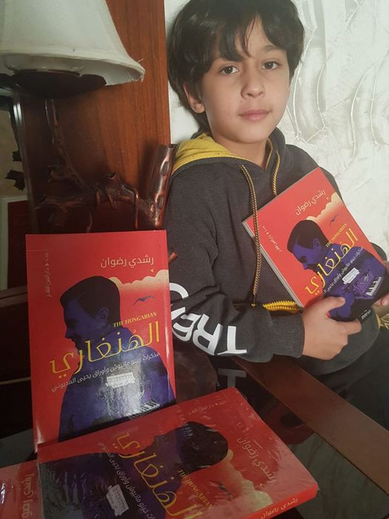 ابن رشدي رضوان يحمل رواية والده  الشاعر والروائي الجزائري رشدي رضوان - أرشيفية