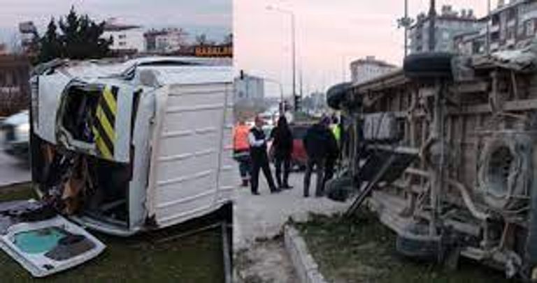 الحافلة المدرسية بعد انقلابها من شدة التصادم