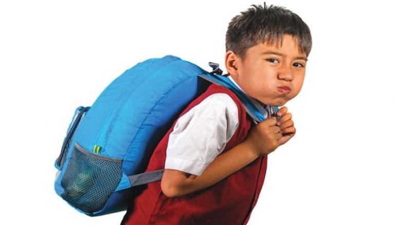 وزن حقيبة المدرسة يجب ألا يزيد عن 10% من وزن الجسم- أرشيفية