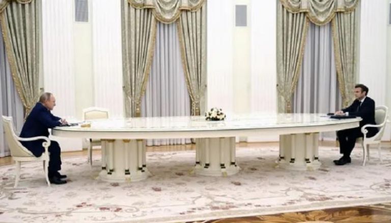 طاولة مفاوضات بوتين- ماكرون - الجارديان