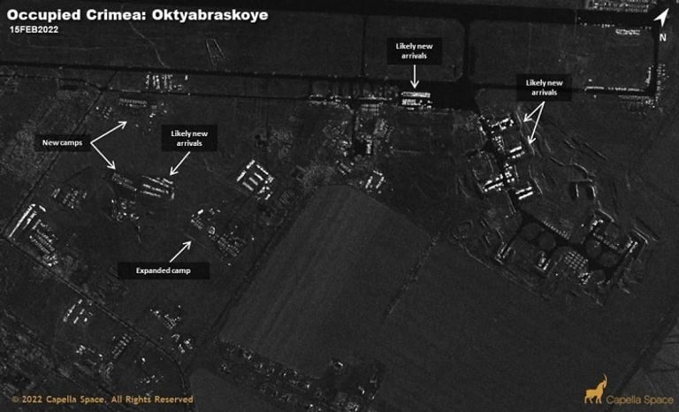 صورة للمنطقة قبل وبعد وضع الجسر العائم