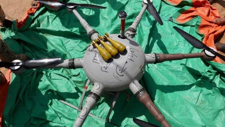 جنود بالجيش اليمني بعد إسقاط طائرة حوثية