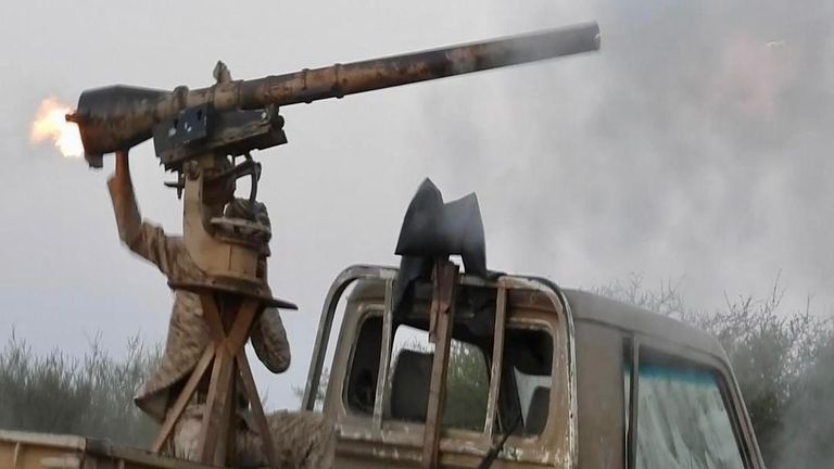 جنود بالجيش اليمني بعد إسقاط طائرة حوثية