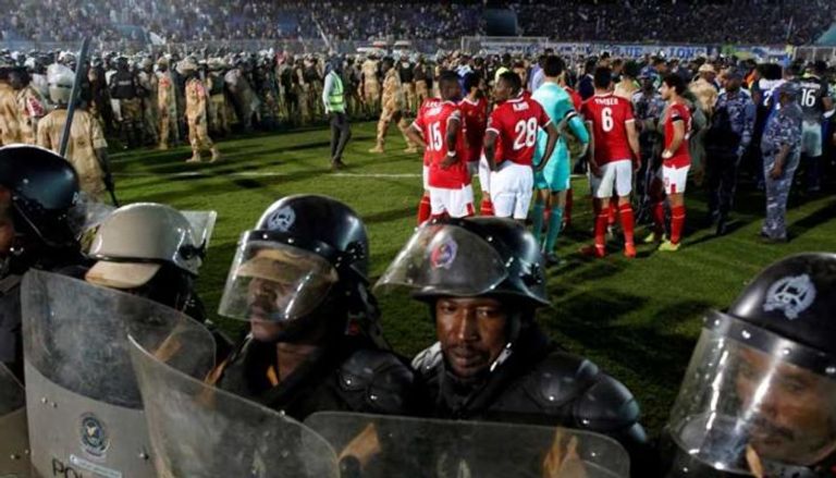 صورة أرشيفية- الأمن يحمي لاعبي الأهلي المصري في ملعب الهلال السوداني