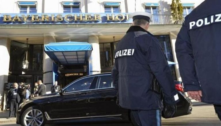 عناصر الشرطة الألمانية أمام مقر انعقاد المؤتمر