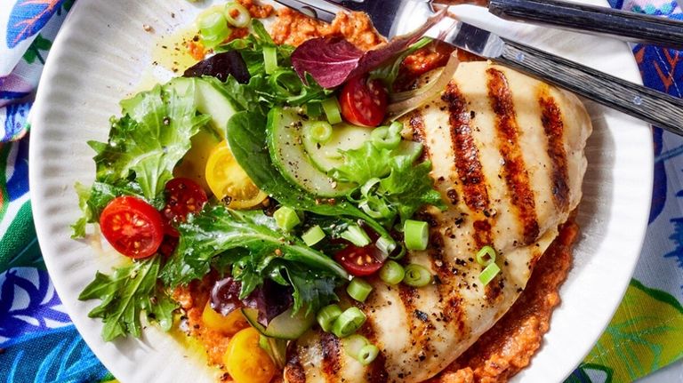 شخص يقيس مستوى السكر في الدم