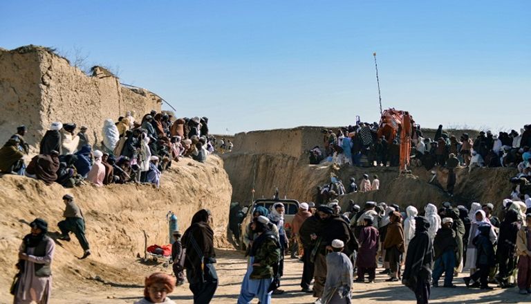 رجال الإنقاذ حفروا خندقا عميقا للوصول إلى مكان حيدر