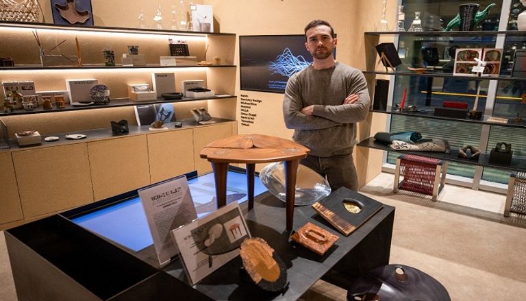 المصمم عمار كالو مع بعض أعماله