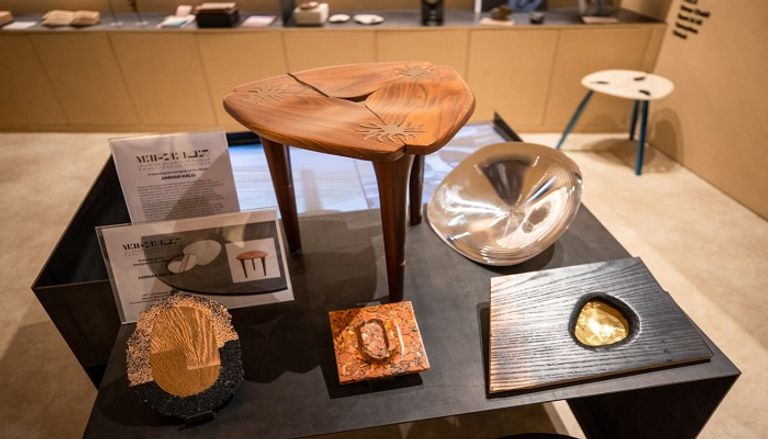 المصمم عمار كالو مع بعض أعماله