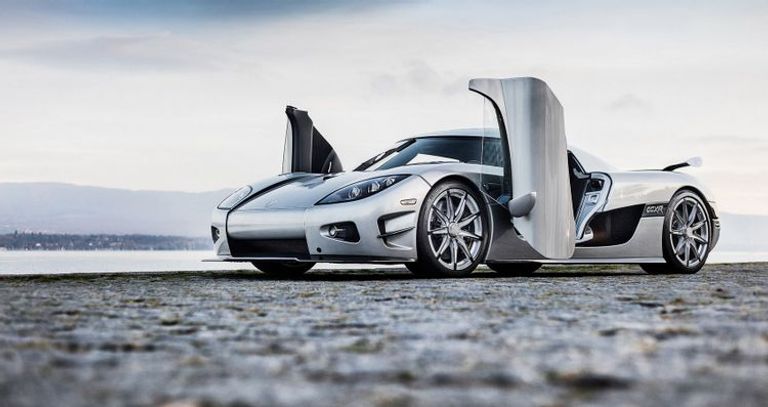 طراز Koenigsegg CCXR Trevita طراز Lykan HyperSport من موديلات جيف بيزوس