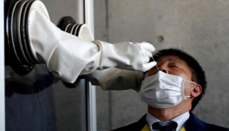 شخص يخضع لاختبار كورونا في اليابان- (رويترز)