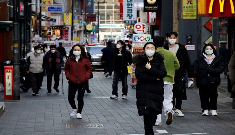 شخص يخضع لاختبار كورونا في اليابان- (رويترز)