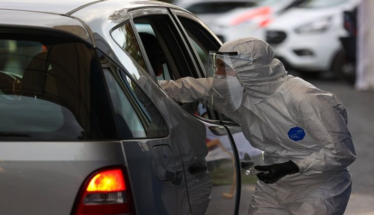 شخص يخضع لاختبار كورونا في اليابان- (رويترز)