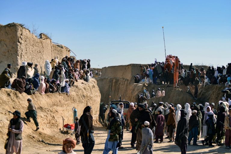 جانب من محاولات إنقاذ الطفل الأفغاني "حيدر"