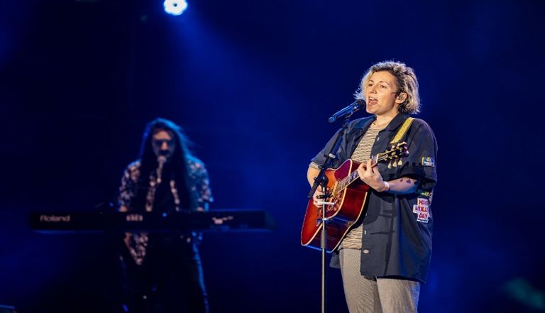 حفل المغنية الكندية