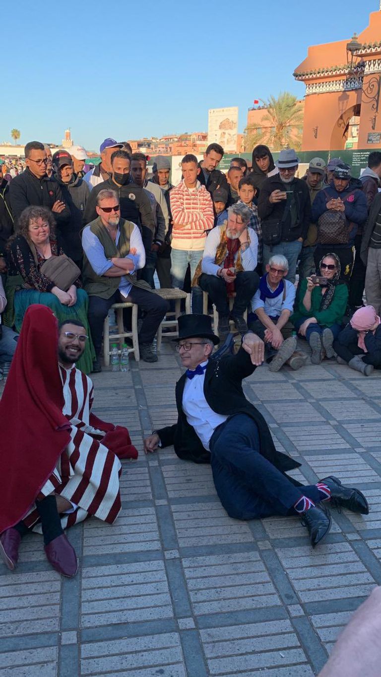 السفير البريطاني لدى المغرب في عرض حكواتي بمراكش